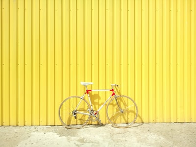 白色和红色骡子自行车黄色墙壁上
